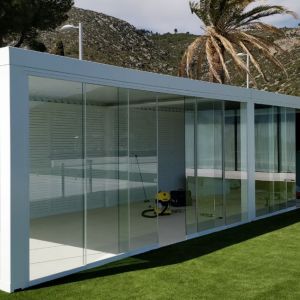 Outdoor bioclimatic pergola with screens